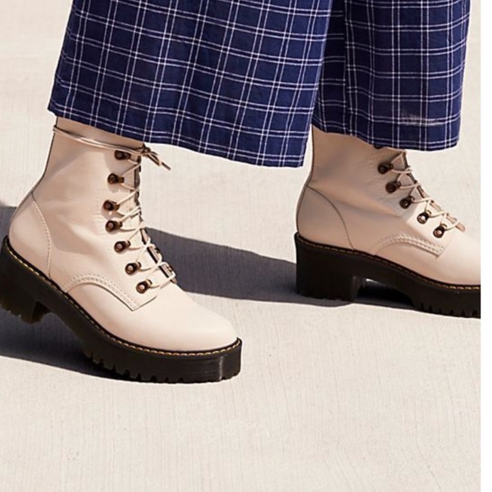 ISO***** Doc martens Leona boot in color bone